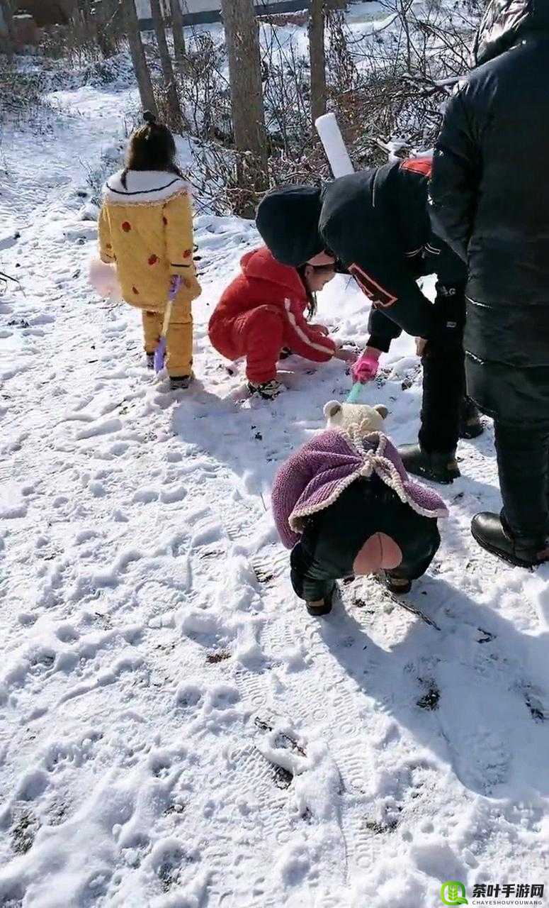 小孩穿着开裆裤躺在床上大腿就蹦：这是多么天真可爱的画面呀